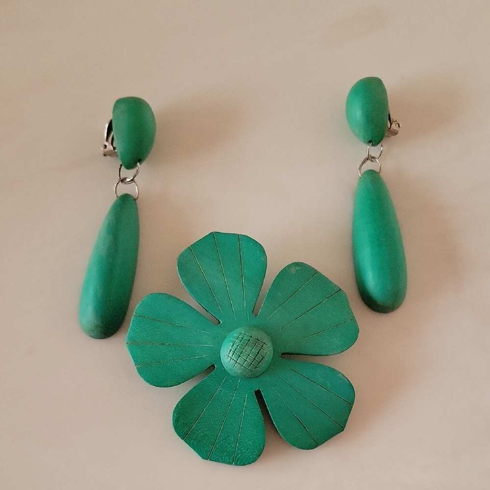 Vintage Wood Flower Brooch With Drop Clip-on Earrings Set